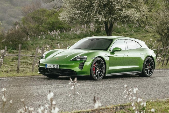 Suttogva tombol, bútort is cipel – itt az új Porsche 14