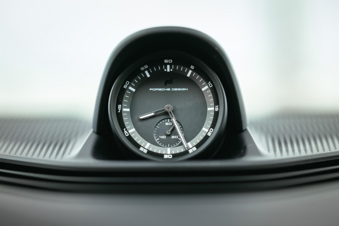 Suttogva tombol, bútort is cipel – itt az új Porsche 17