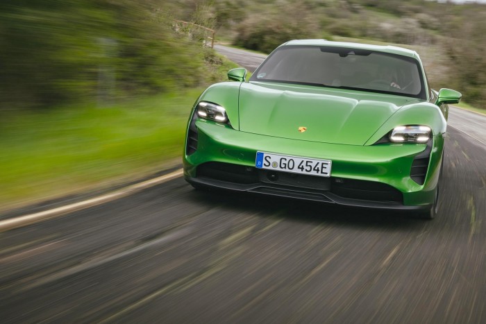 Suttogva tombol, bútort is cipel – itt az új Porsche 18