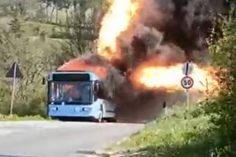 Lángszóróvá vált egy kigyulladó gázüzemű busz