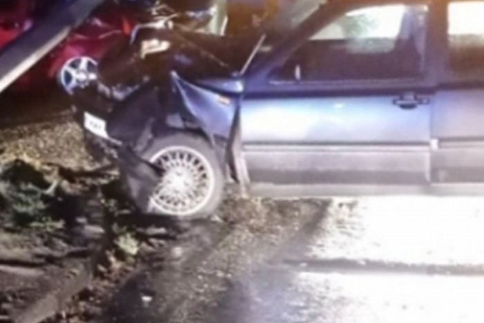 Villanyoszlopot döntött két autóra Pakson