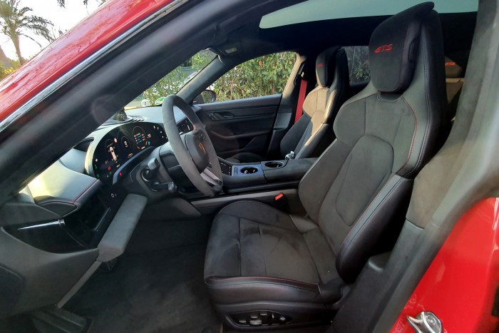 Suttogva tombol, bútort is cipel – itt az új Porsche 9