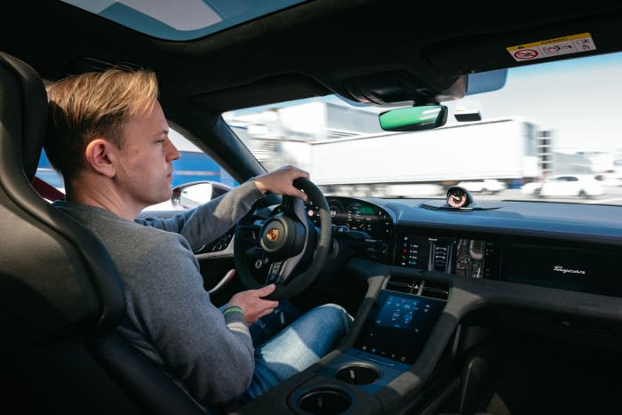 Suttogva tombol, bútort is cipel – itt az új Porsche 15