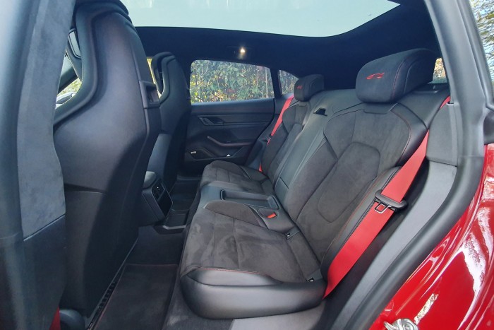 Suttogva tombol, bútort is cipel – itt az új Porsche 12