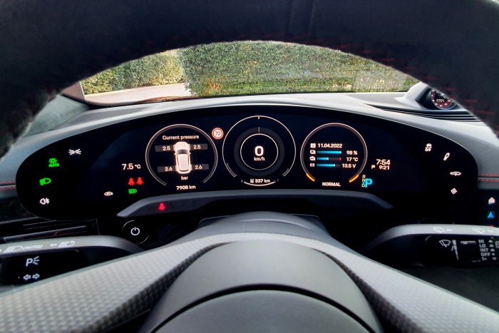 Suttogva tombol, bútort is cipel – itt az új Porsche 13