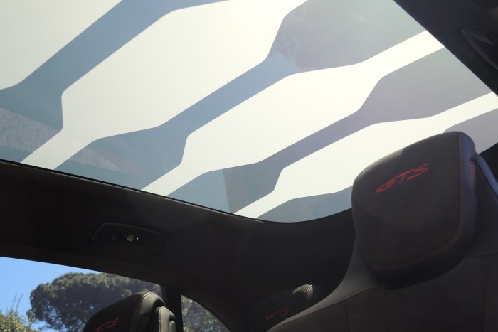 Suttogva tombol, bútort is cipel – itt az új Porsche 10