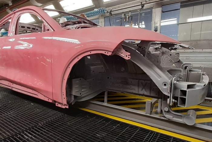 Hoppá, rózsaszín lett ez a Mustang! Maradhat?