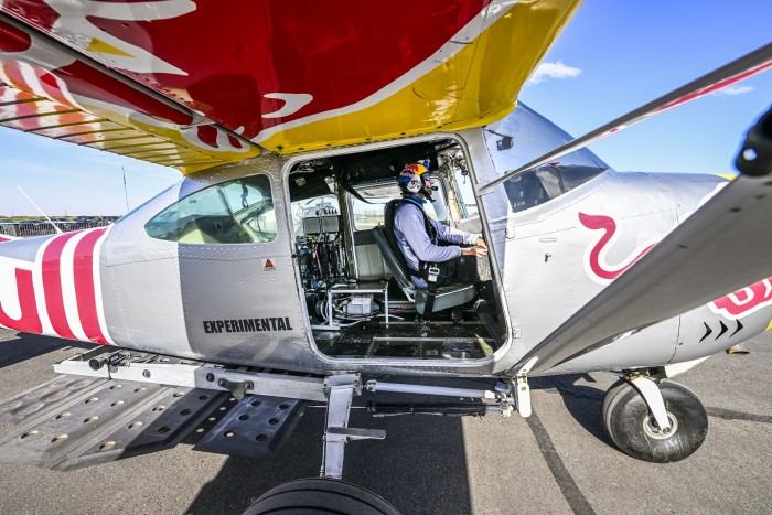 Lezuhant a Red Bull repülője az őrült kísérlet közben 2