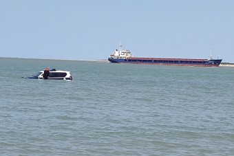 Rendőrautót ragadott magával a tenger, órákig tartott kimenteni