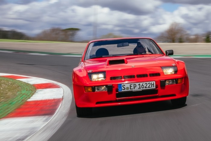 Kipróbáltuk, 40 évesen is lehengerlő ez a Porsche 62 Kipróbáltuk, 40 évesen is lehengerlő ez a Porsche 62