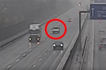 Fékezés nélkül találta telibe egy autós az M3-as közepén megálló furgont