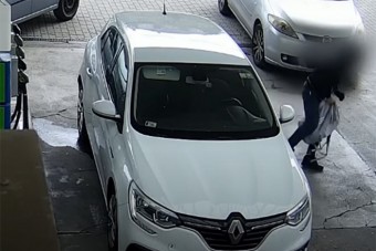 Videón, ahogy hetvenmilliót loptak egy autóból egy pesti benzinkúton