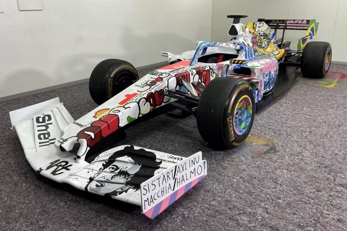 Felemás festésű autó a legendának