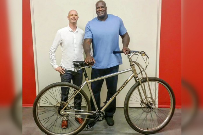 Akkora biciklivel jár az óriáskosaras, mint egy kisebb autó