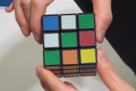 Ez a srác kézen állva is kirakja a Rubik-kockát 1