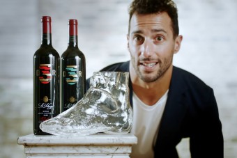 Megjött az F1 bohócának új bora, a cipőjéből is ihatjuk