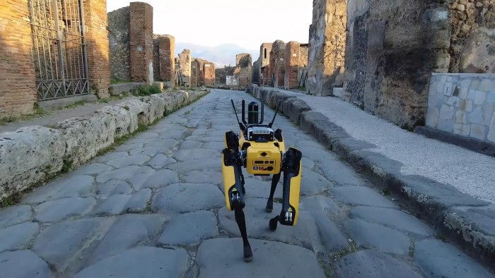 Már robotkutya járőrözik a turistaközpontban 1