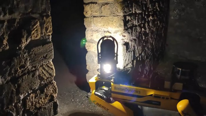 Már robotkutya járőrözik a turistaközpontban 2