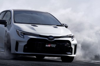 Visszahozza a 90-es éveket a brutális sport-Corolla