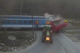 Vonat akasztotta le a traktor pótkocsiját
