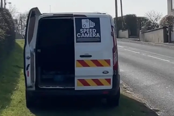 Begőzölt az otthona előtt száguldozóktól, kezébe vette a dolgokat