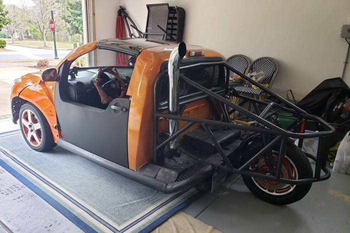 Triciklit csináltak egy Bogárból, keresztezték egy Focusszal, bizarr lett az eredmény