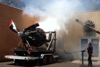 A fél város felébred, ha ez a férfi beindítja a játékszereit