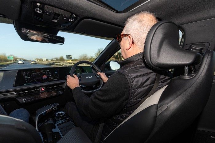 Messzebbre autóznál? Felejtsd el a popzenét!