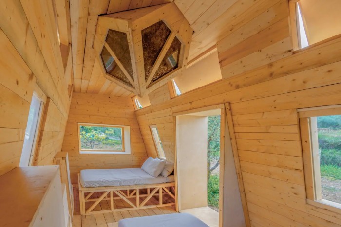 Aludnál centikre egy nyüzsgő méhkastól? 3