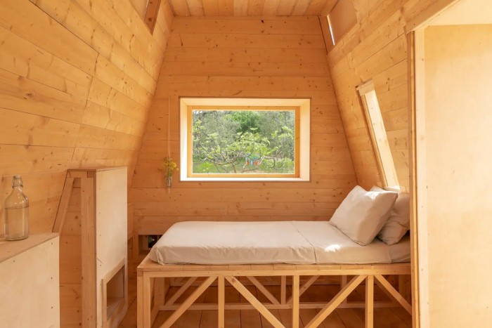 Aludnál centikre egy nyüzsgő méhkastól? 6