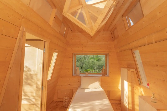 Aludnál centikre egy nyüzsgő méhkastól? 5