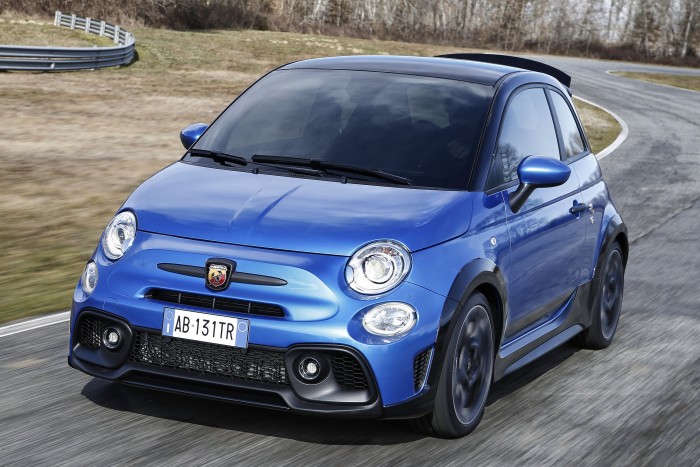 Világbajnok versenyautója előtt tiszteleg az Abarth 6 | Vezess Világbajnok versenyautója előtt tiszteleg az Abarth 6