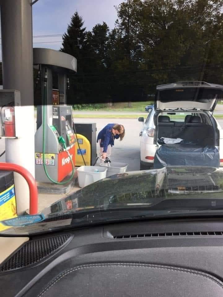 Üzemanyagpánik: vödörbe és zacskóba tankoltak 2