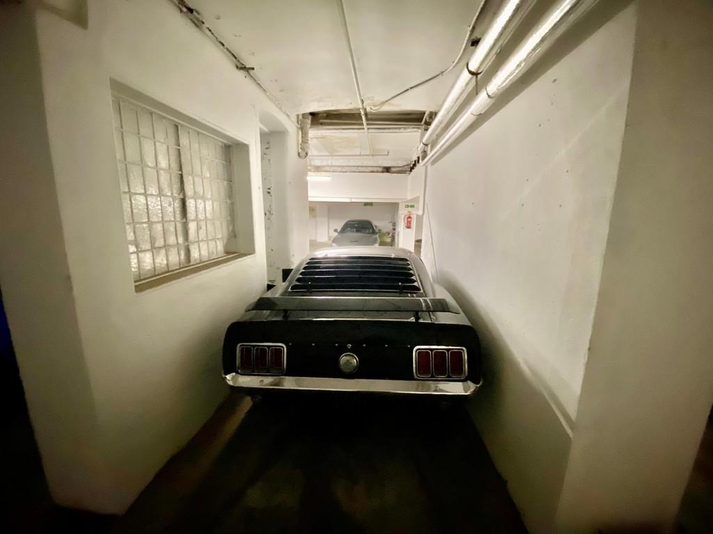 A 40 milliós parkolóhely, ahol kiszállni is alig lehet 2