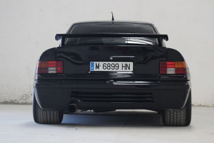 Jól áll ennek az öreg Opelnek a Ferrari-szerű kabát?