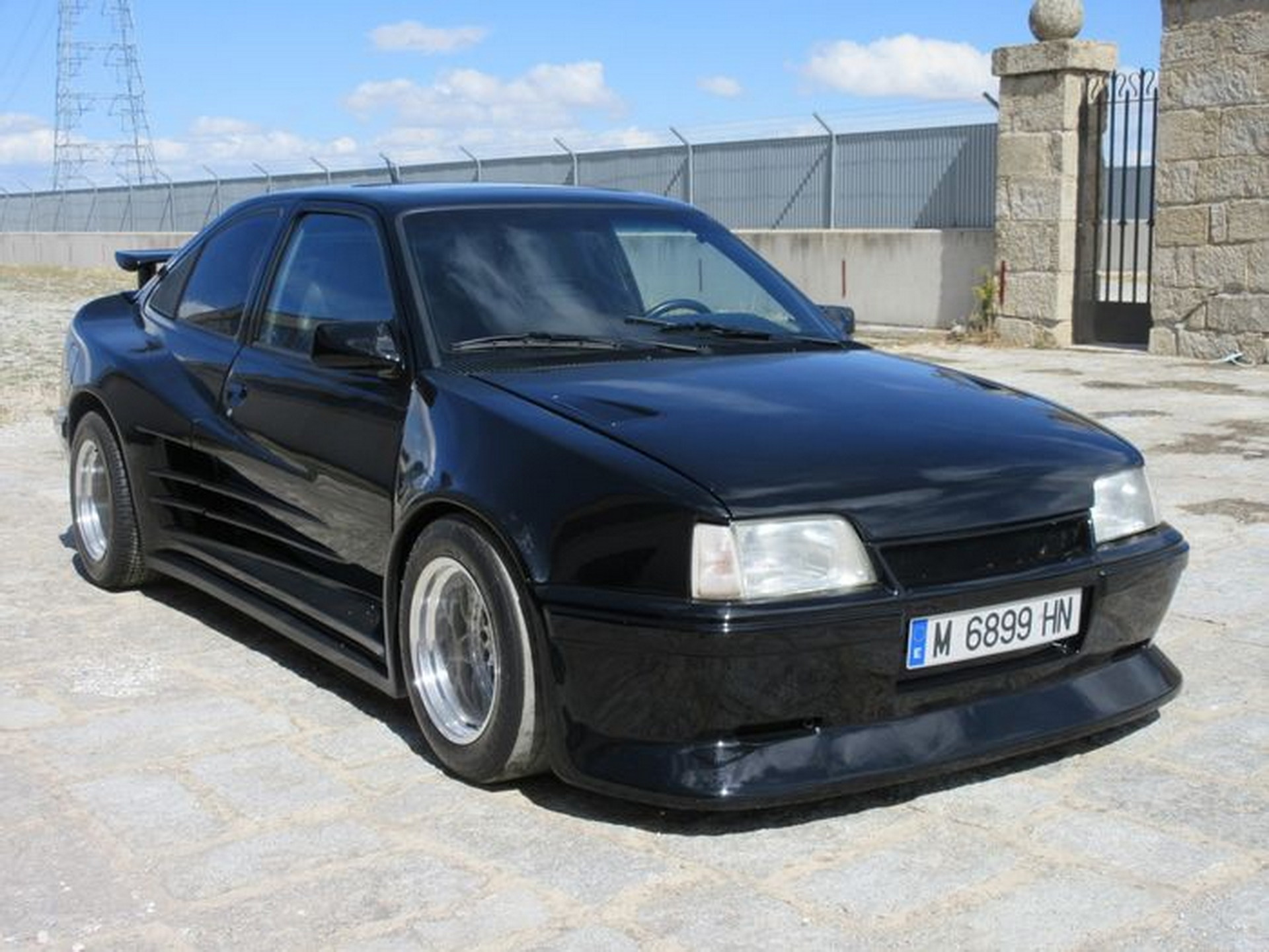 Jól áll ennek az öreg Opelnek a Ferrari-szerű kabát? 2