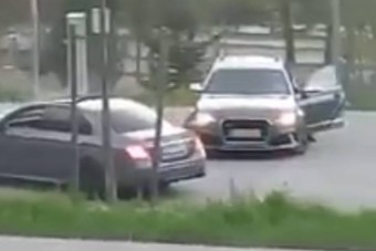 Az óriási placc is kevés volt a két emberkedő autósnak