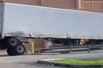 Szétszaggata saját kamionját az oszlopokkal küzdő sofőr