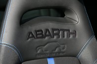 Világbajnok versenyautója előtt tiszteleg az Abarth 23