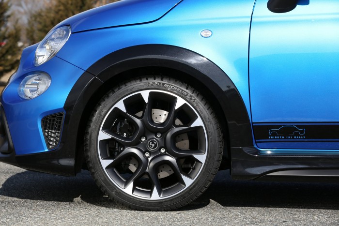 Világbajnok versenyautója előtt tiszteleg az Abarth 7 | Vezess Világbajnok versenyautója előtt tiszteleg az Abarth 7