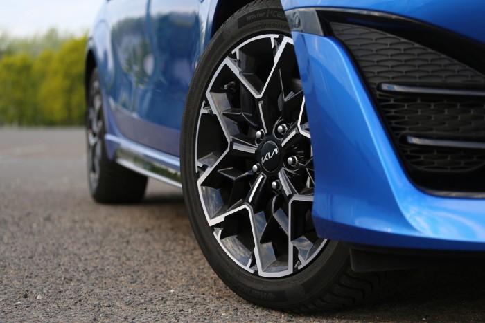 Szidni nem érdemes, szeretni egyszerűbb – Kia Ceed 13