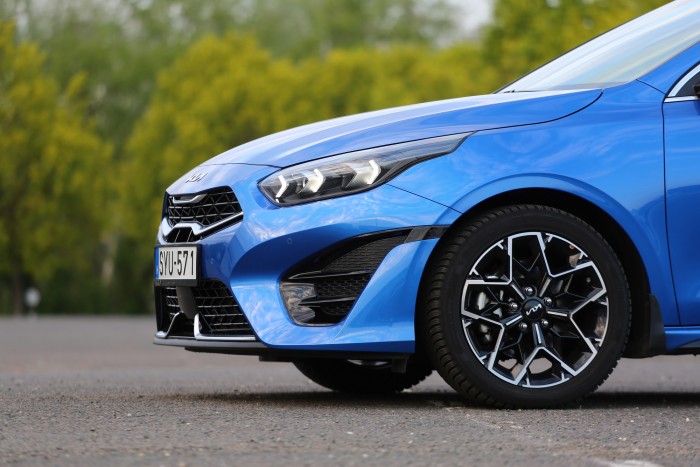 Szidni nem érdemes, szeretni egyszerűbb – Kia Ceed 16