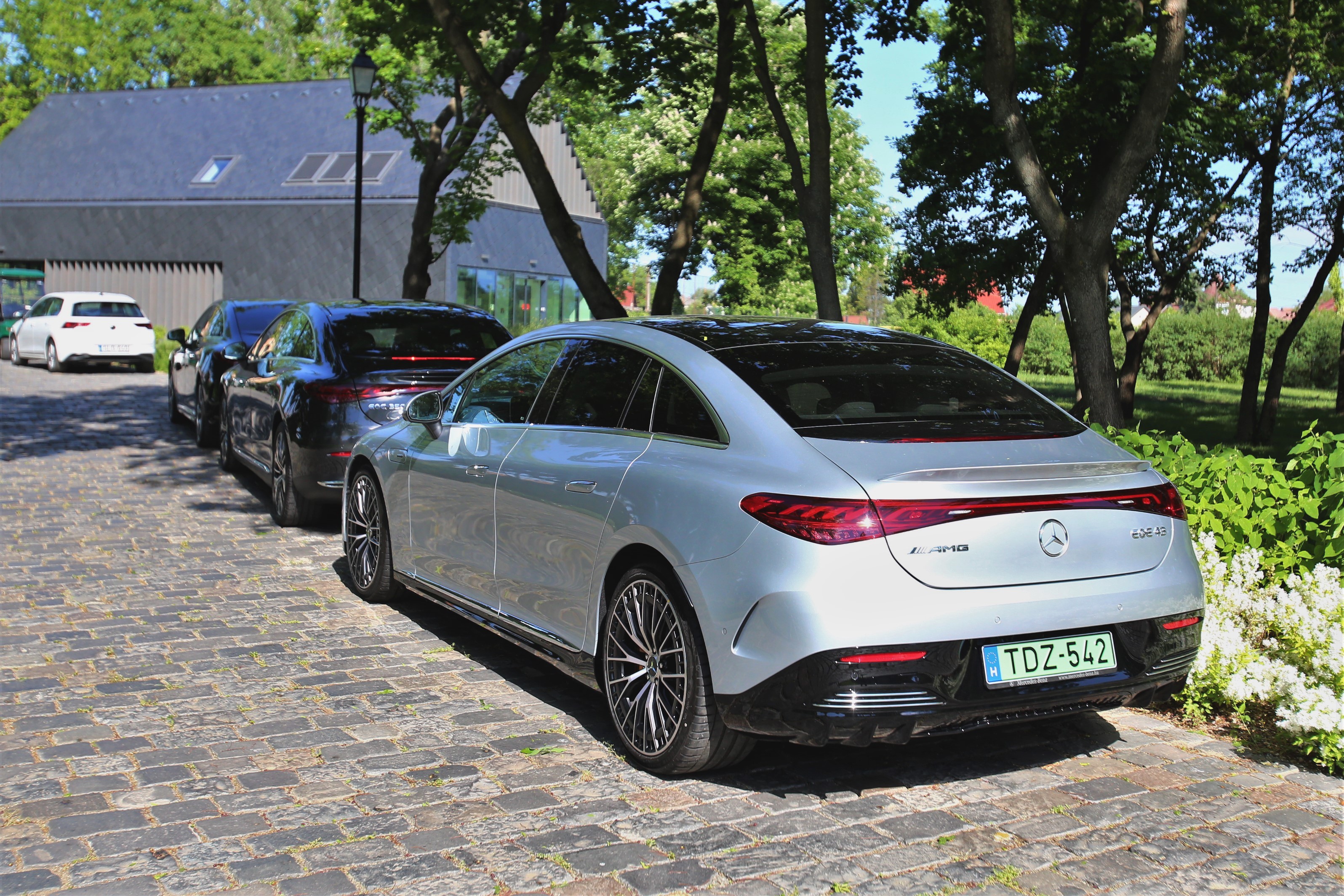 Kisebb, de nem kevesebb – Vezettük a Mercedes-Benz EQE-t! 4