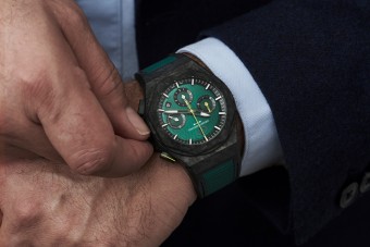 Újrahasznosított F1-es alkatrészből készült Vettelék órája