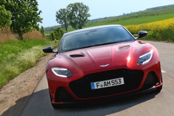 Csodálatos szög a Föld koporsójába – vezettük az Aston Martin DBS-t