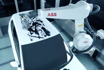 Robot firkált össze egy autót