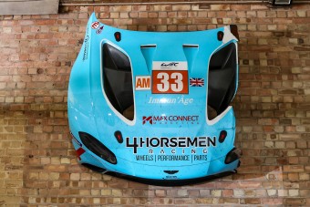 Faldísz lett a törött versenyautóból