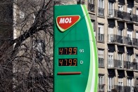 Óriási, külföldiekből álló sor kígyózott a magyar benzinkút felé 1