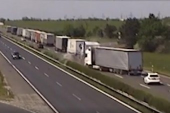 Rossz nézni, ahogy az álló sornak ütközik egy kamion az M1-esen