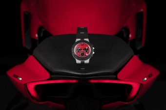 Luxusórát kapnak a motorosok